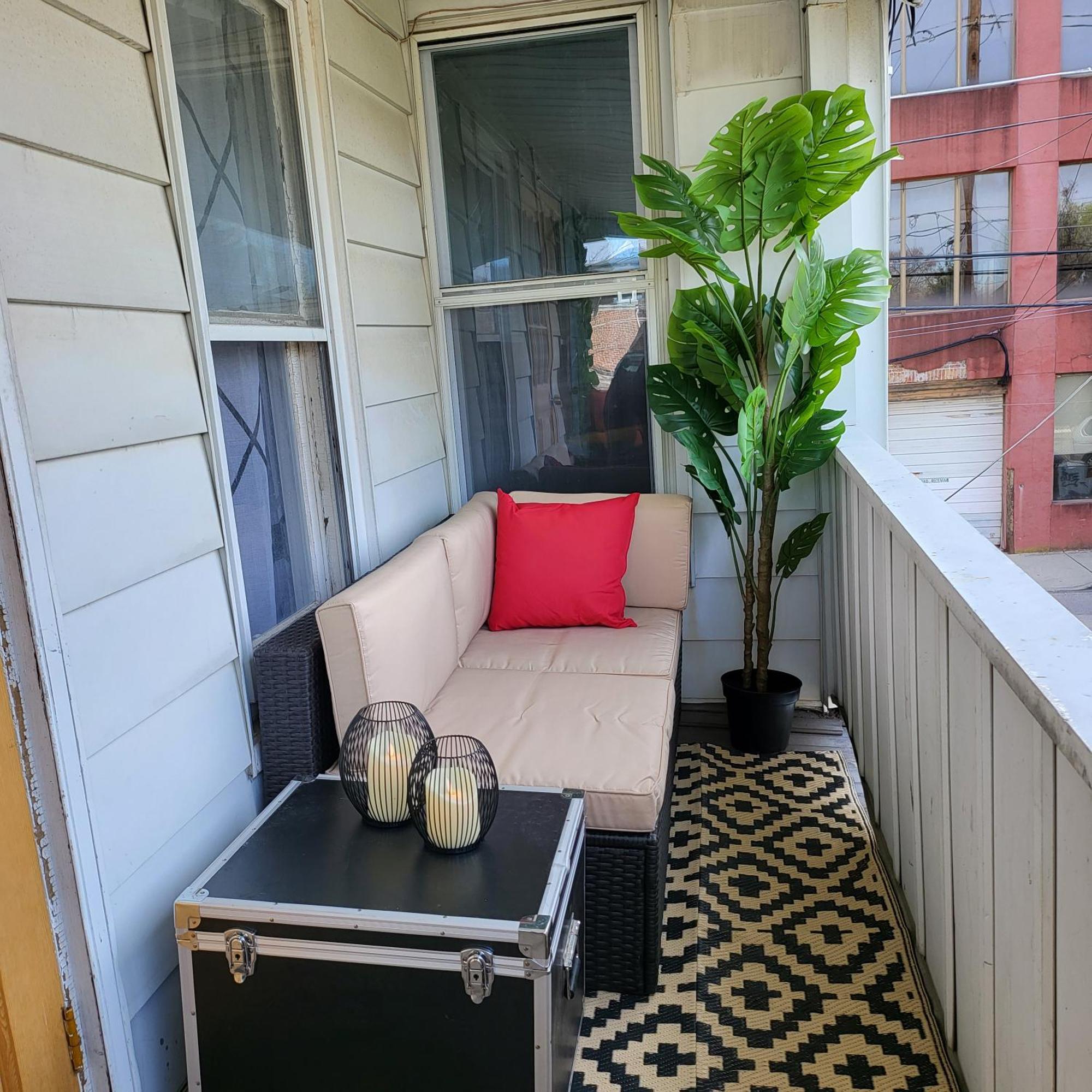 Apartment Center To 2 Bedroom Near Hospitals, Colleges, Restaurants, Events *